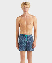 Pantaloncini mare uomo Micro Ronde Des Tortues Rainbow Peacock vista frontale indossata