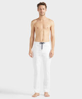 Pantaloni uomo in raso e Tencel con girovita elasticizzato Bianco vista frontale indossata