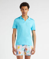 Polo Tencel™ de color liso para hombre Horizonte vista frontal desgastada