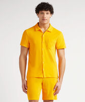 Camicia bowling in cotone tinta unita Mango vista frontale indossata