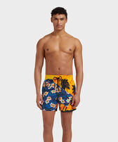 Pantaloncini mare uomo Hawaiian Mix - VBQ x Palm Angels Granoturco vista frontale indossata