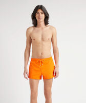 Pantaloncini mare corti uomo in jacquard Turtles Albicocca vista frontale indossata